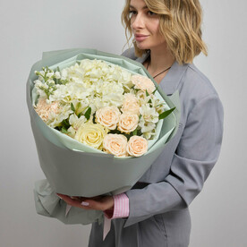 Авторский букет с белой гортензией и пионовидной кустовой розой (084)