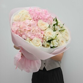 Премиум Воздушный букет из нежных пион роз, гортензии и альстромерий (096)