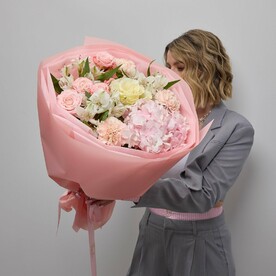 Розовый букет с гортензией и гвоздикой (104)