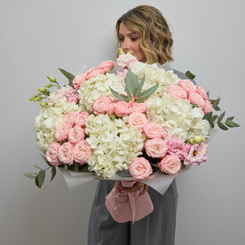 Воздушный букет из белых гортензий и розовых пион роз (105)