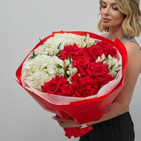 Яркий букет из красных французских роз и гортензий (106)