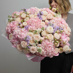 ВАУ-букет с пион розами, гортензией и маттиолой (110)