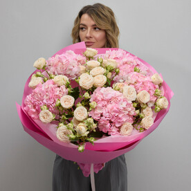 Яркий букет из гортензий и пион роз (118)