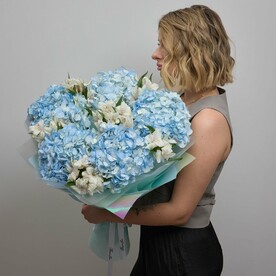 Букет с 5 голубыми гортензиями и белыми альстромериями (124)