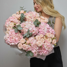 Объемный букет из розовых гортензий и пионовидных кустовых роз (126)