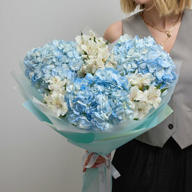 Букет с 3 голубыми гортензиями и белыми альстромериями (131)