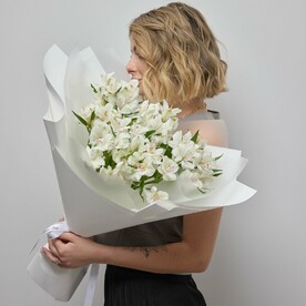 Небольшой букет из 7 белых альстромерий (182)