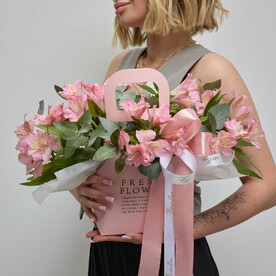 Розовые альстромерии в сумочке (184)