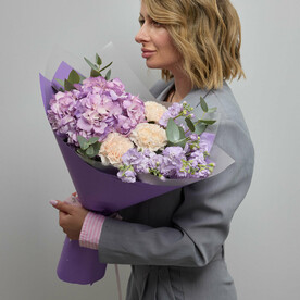 Букет с фиолетовой гортензией и маттиолами (191)