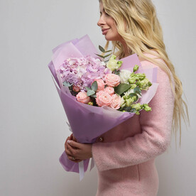 Букет с фиолетовой гортензией и кустовой розой (192)