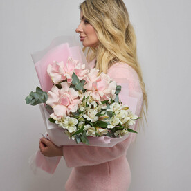 Букет с белыми альстромериями и французской розой (193)