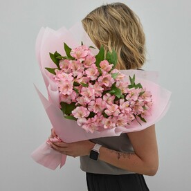 Маленький букет с альстромерией (198)