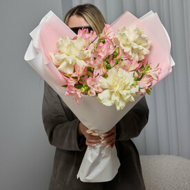 Букет из розовых альстромерий и белых французских роз (209)