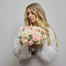 Букет невесты из пионовидных роз и эустомы (212)