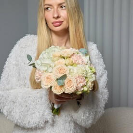 Букет невесты из гортензий и пион роз (217)