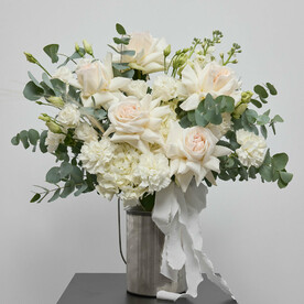 Композиция в металлическом бидоне из пионовидных французских роз, эустом и гортензии (277)