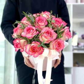 Розы в коробке с эвкалиптом