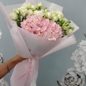 Букет из кустовых роз и гартензия