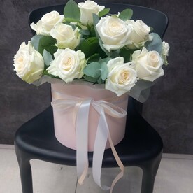 Коробка  с белыми розами