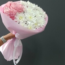 Нежнорозовый букет из гартензии и хризантемы
