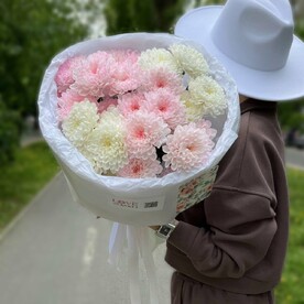 Нежный букет из махровой хризантемы