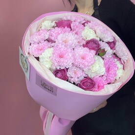 Яркий букет из пион кустовой розы, диантусов и махровой хризантемы