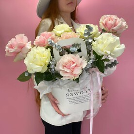 Эффектная композиция из французских роз и эвкалипта в сумке