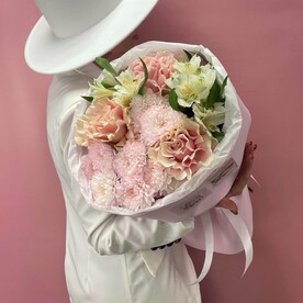 Букет из французских роз,альстромерии и хризантем