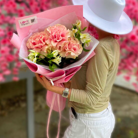 Букет из розовых роз и белой альстромерии