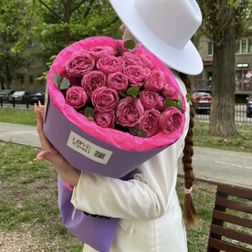 Ароматный букет из пион розы и эвкалипта