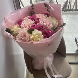 Шикарный букет из французских и пионовидных роз с эвкалиптом