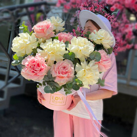 Композиция из французских роз и эвкалипта