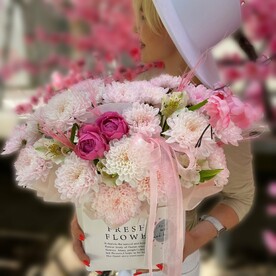 Сочная композия в сумке из пионовидной розы, альстромерий и хризантемы