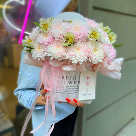 Нежная композиция из махровой хризантемы и альстромерии в сумке