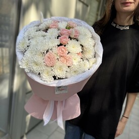 Нежный букет из кустовой мисс пиони, хризантемы и лагуруса L