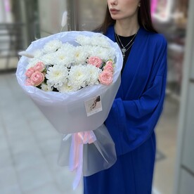 Нежный букет из пионовидной розы,хризантемы и лагуруса M