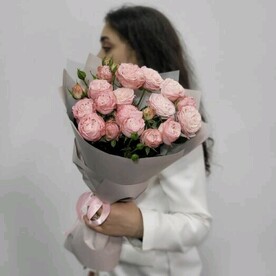 Букет из 5 веток кустовых роз Мадам Бомбастик