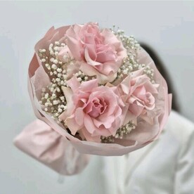 Букет с французской розой и гипсофилой