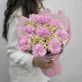 Букет с диантусами и ромашкой