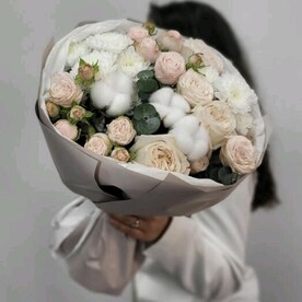 Букет с пионовидной розой и хлопком