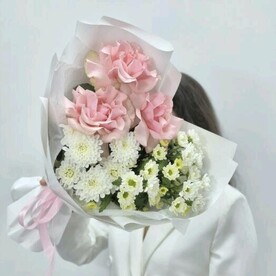 Букет с французской розой и сантини