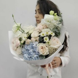 Авторский букет с гортензией лизантусом и пионовидной розой охара