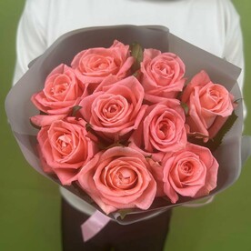 Букет из 9 коралловых роз в упаковке