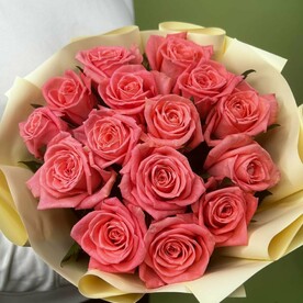 Букет из 15 коралловых роз в упаковке