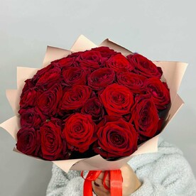 21 красная роза, букет живых цветов 50 см