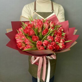 Букет из красных пионовидных тюльпанов 49 шт