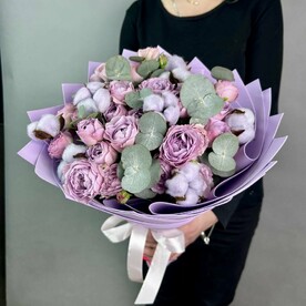 Букет из лавандовых пионовидныхроз с хлопком и эвкалиптом