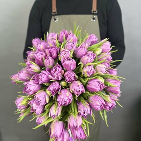 Букет из сиреневых пионовидных тюльпанов под ленту