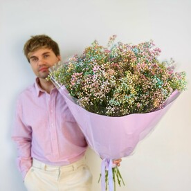 Букет из 21 цветной гипсофилы