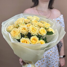 Букет кустовых роз кремового цвета 5 шт